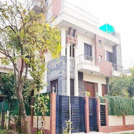 J P Residency Hotel Greater Noida Exterior photo