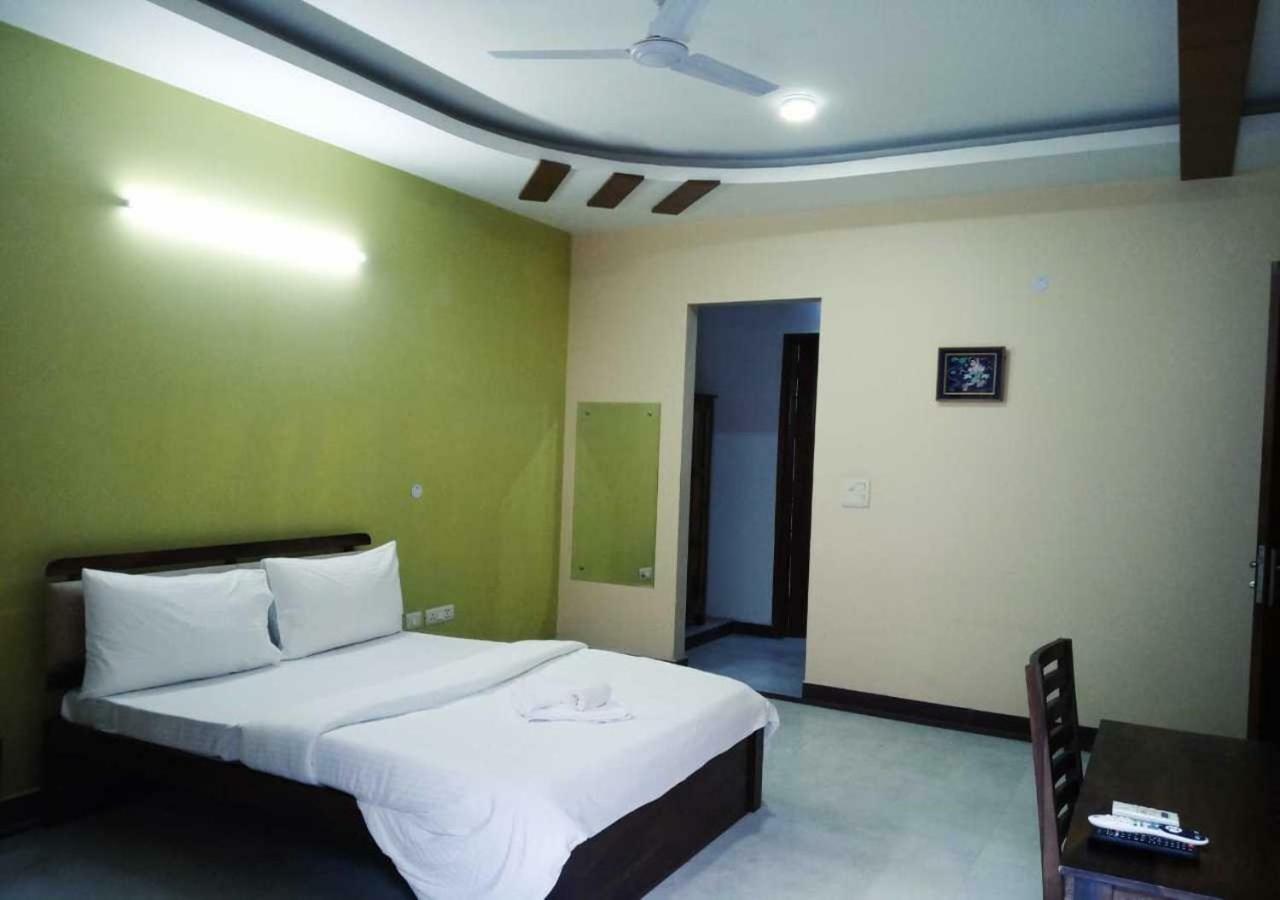 J P Residency Hotel Greater Noida Exterior photo