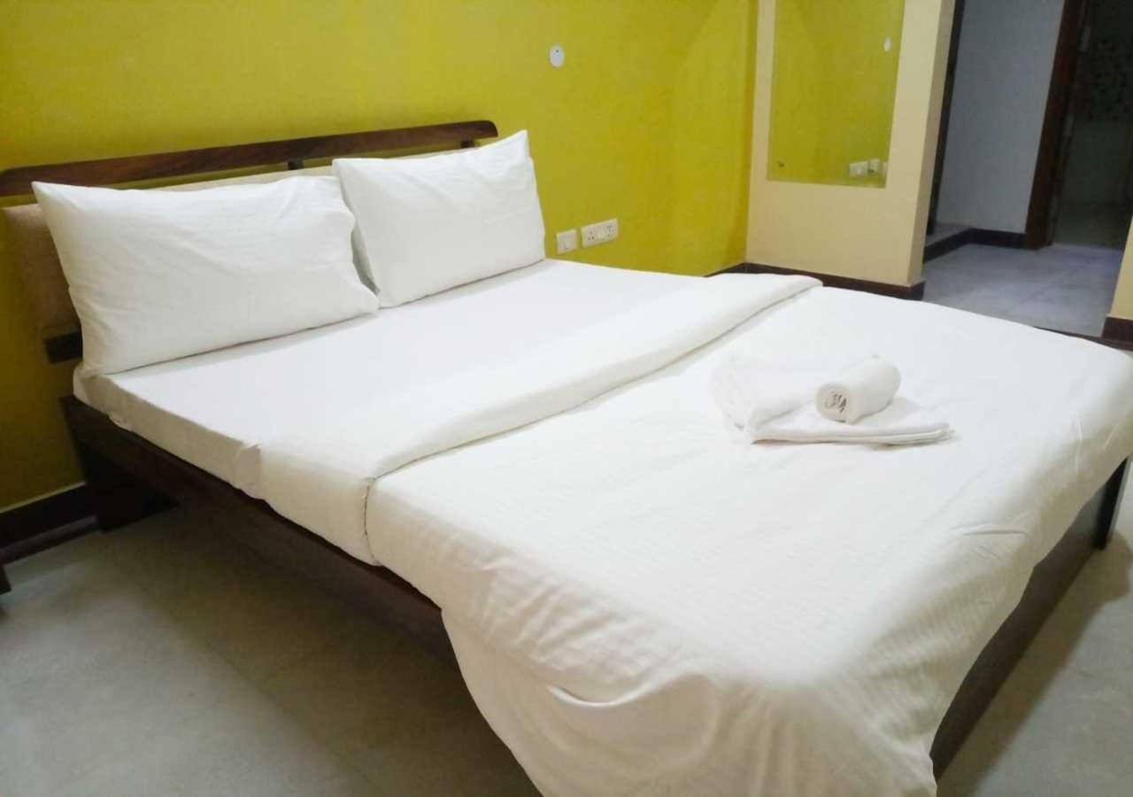 J P Residency Hotel Greater Noida Exterior photo